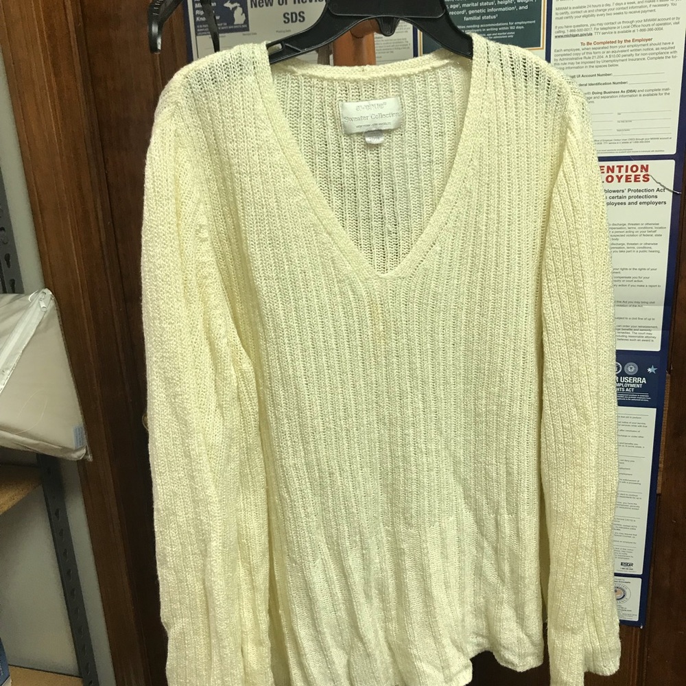 Women’s sweater by avenue, in very good condition